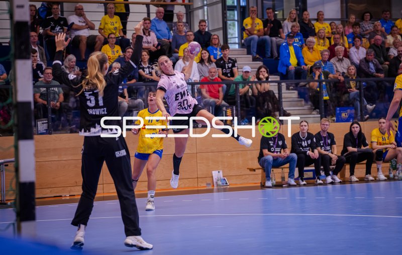 Jenny Behrend (#30; VfL Oldenburg) beim Sprungwurf gegen HC Leipzig