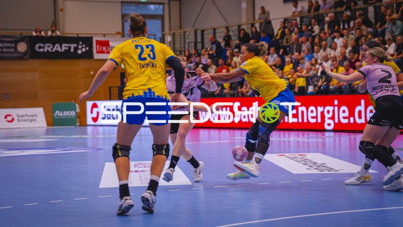 Marlene Tucholke (#23; HC Leipzig) im Angriff gegen VfL Oldenburg