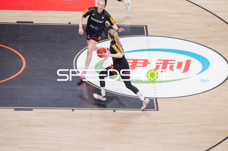 Marie Gülich (#21; Deutschland) im Spielaufbau in der Uber Arena