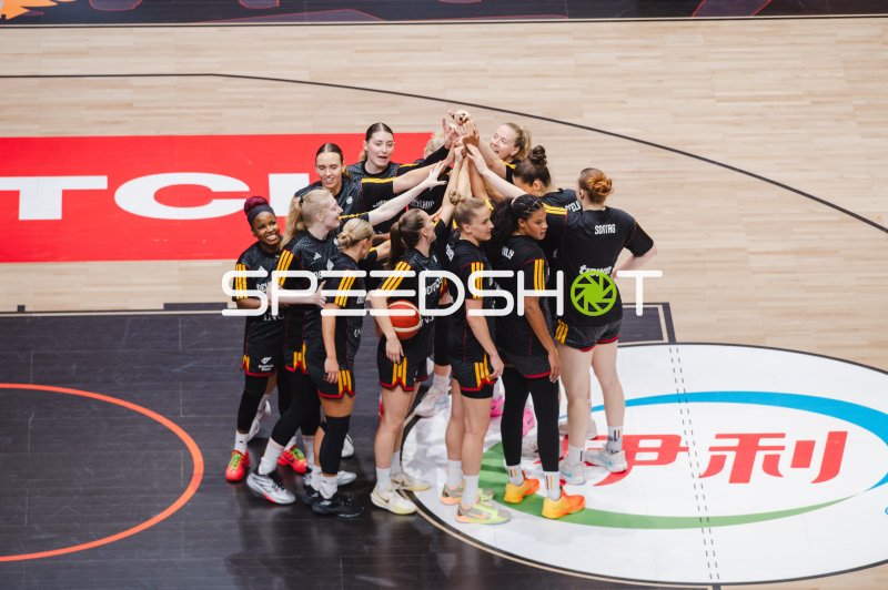 Deutschland-Damen beim Team-Huddle in der Uber Arena Berlin