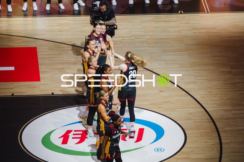 Frieda Bühner (#20; Deutschland) und Teamkolleginnen beim Jubel in der Uber Arena