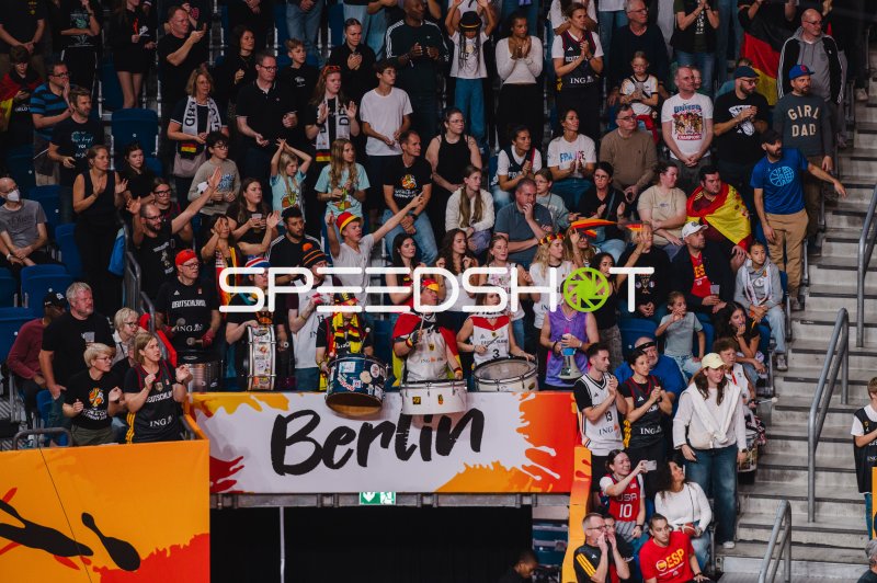Deutschland-Fans feiern in der Uber Arena Berlin