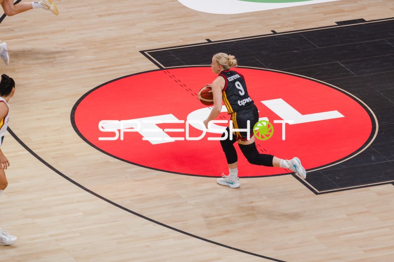 Emma Eichmeyer (#9; Deutschland) mit Ball im Angriff