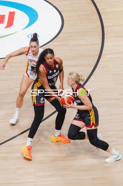 Nyara Sabally (#8; Deutschland) im Zweikampf gegen Maria Conde (Spain)