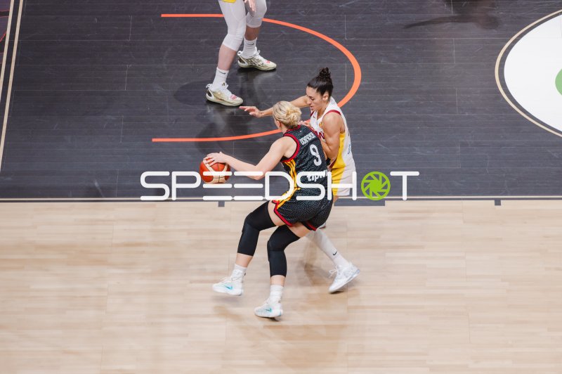 Emma Eichmeyer (#9; Deutschland) im Zweikampf gegen Spain