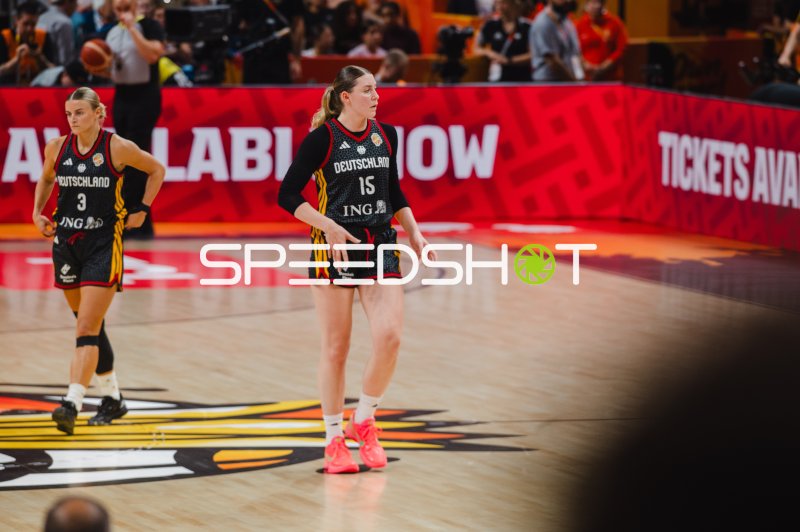 Alexandra Wilke (#3; Deutschland) und Luisa Geiselsöder (#15; Deutschland) im Spieleinsatz