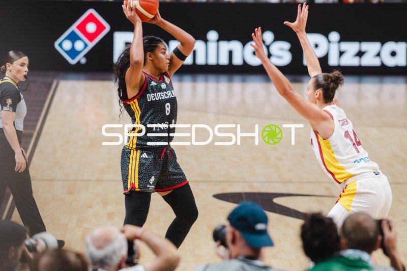 Nyara Sabally (#8; Deutschland) im Wurf gegen Raquel Carrera (#14; Spain)