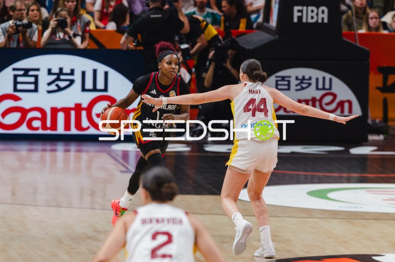 Alexis Peterson (#1; Deutschland) im Dribbling gegen Iyana Martin (#44; Spain)