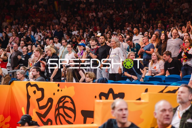Begeisterte Fans in der Uber Arena beim Basketball-Länderspiel