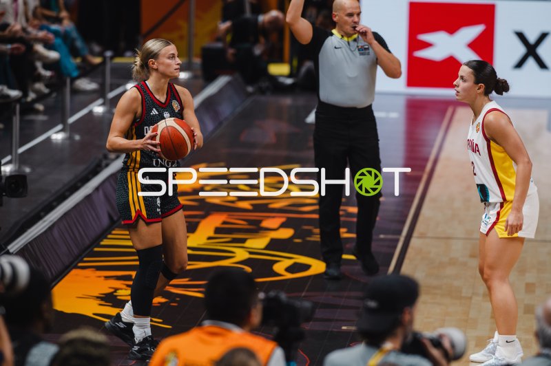 Alexandra Wilke (#3; Deutschland) bereitet Einwurf vor gegen Spain