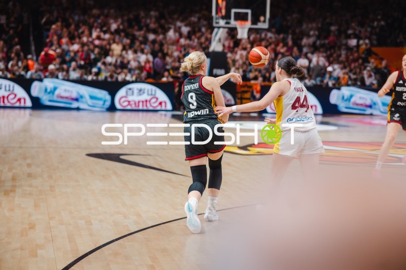 Emma Eichmeyer (#9; Deutschland) im Zweikampf gegen Iyana Martin (#44; Spain)