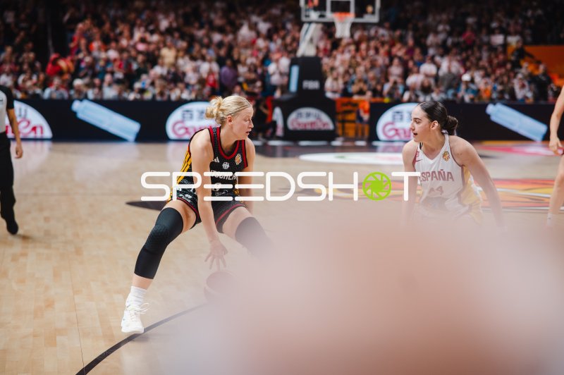 Emma Eichmeyer (#9; Deutschland) im Eins-gegen-eins gegen Iyana Martin (#44; Spain)
