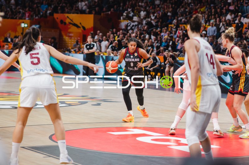 Nyara Sabally (#8; Deutschland) im Spielaufbau gegen Spanien