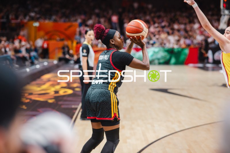 Alexis Peterson (#1; Deutschland) beim Wurfversuch gegen Spain