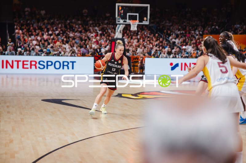 Leonie Fiebich (#13; Deutschland) dribbelt gegen Spanien