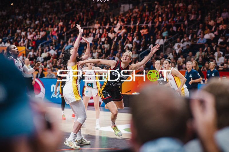 Leonie Fiebich (#13; Deutschland) im Zweikampf gegen Spanien