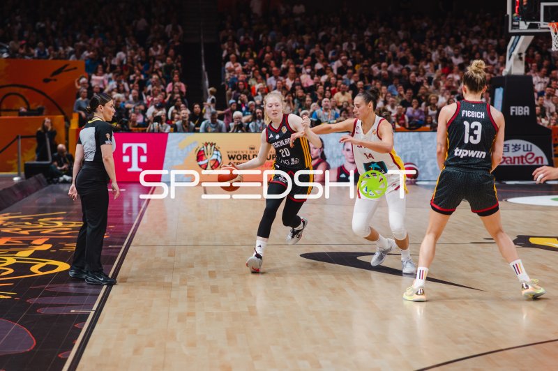 Frieda Bühner (#20; Deutschland) im Dribbling gegen Raquel Carrera (#14; Spain)