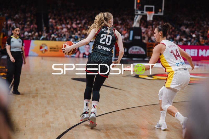 Frieda Bühner (#20; Deutschland) im Eins-gegen-Eins gegen Raquel Carrera (#14; Spain)