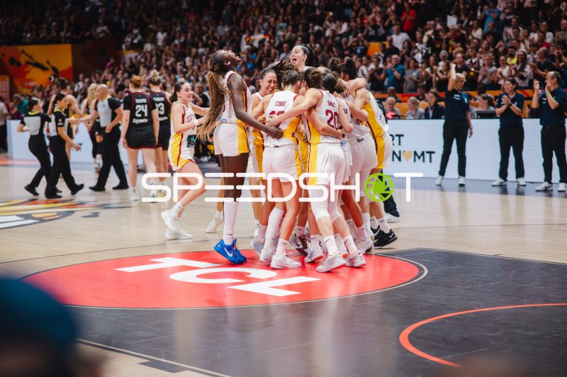 Spanisches Basketball-Team bejubelt Sieg in großer Gruppenumarmung