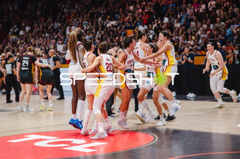Carrera (#5; Spanien) und Ginzo (#20; Spanien) bejubeln entscheidenden Moment