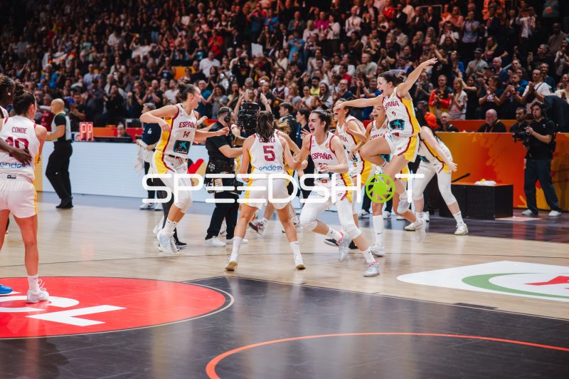 Spanische Basketballerinnen bejubeln Sieg auf dem Court