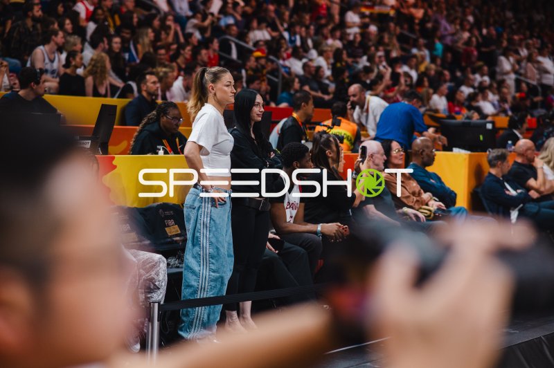 Zuschauerinnen an der Seitenlinie bei der Basketball-WM
