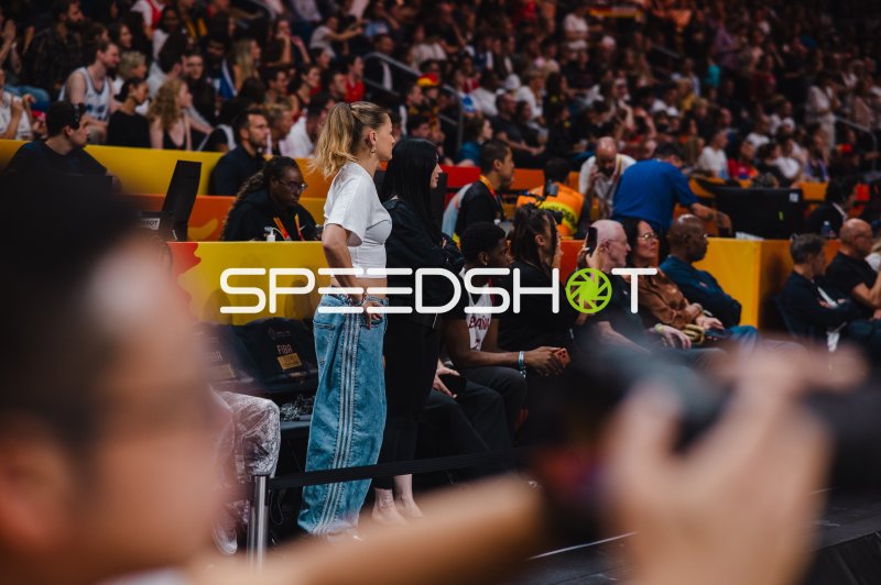 Zuschauerinnen und Fans auf der Tribüne bei einem Basketball-Länderspiel