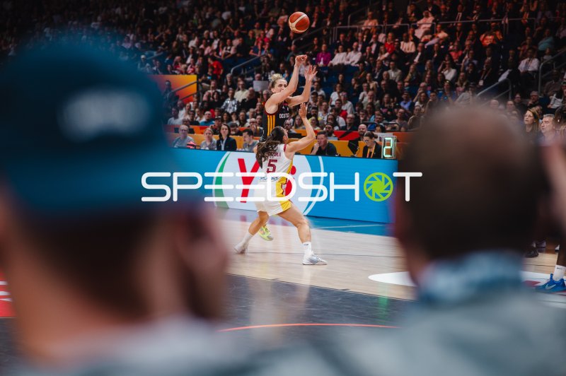 Jumpshot beim Basketball-Länderspiel Deutschland gegen Spanien