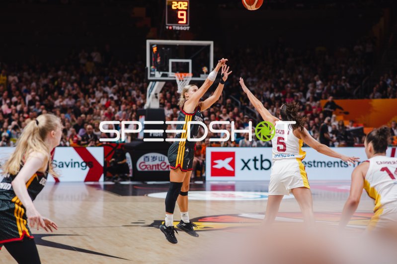 Deutschland gegen Spanien: Sprungwurf im FIBA-Duell