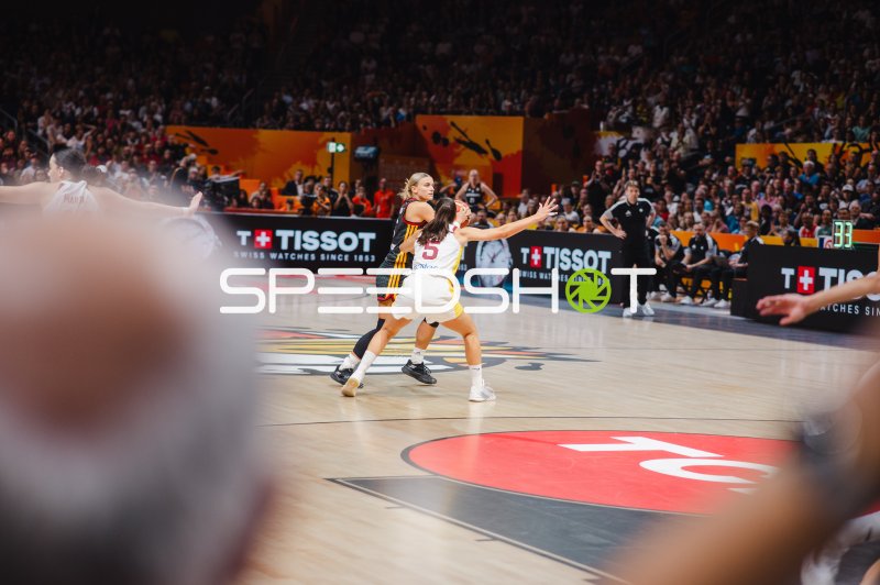 Basketballerin am Ball gegen Verteidigerin im Zweikampf