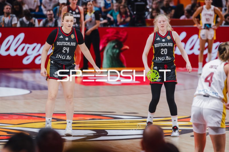 Deutschland-Spielerinnen (#24 und #20) in Abwehrposition gegen Spanien