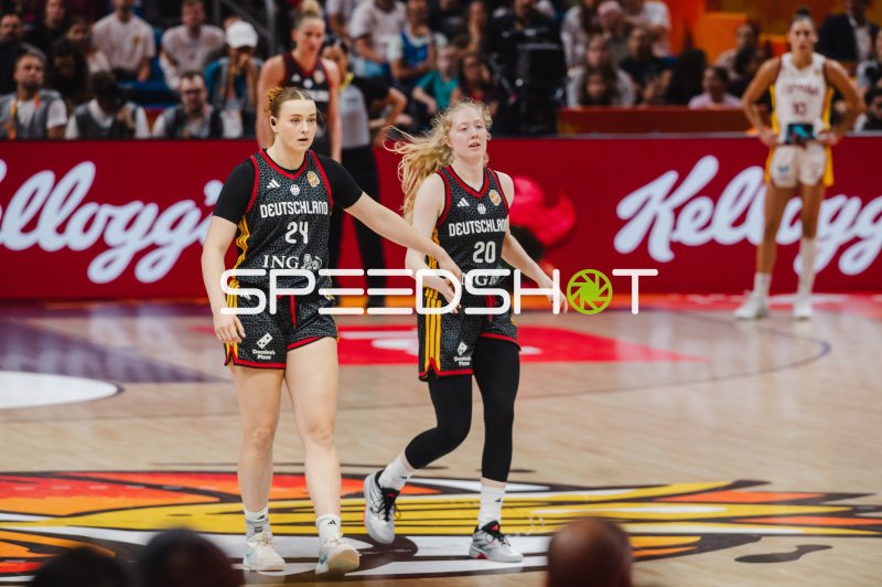 Deutschland-Spielerinnen #24 und #20 im Laufduell gegen Spanien