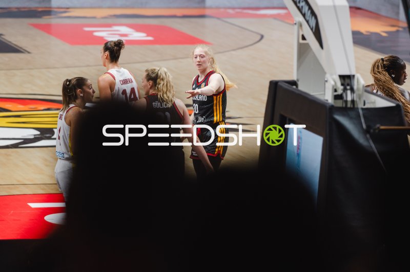 Deutsche Nationalspielerin (#20) im Gespräch mit gegnerischen Spielerinnen