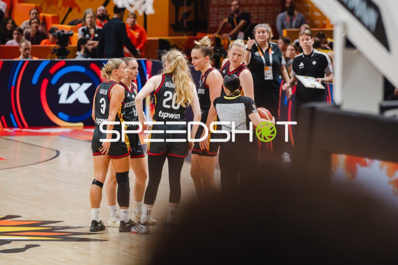 Deutsche Basketball-Nationalmannschaft in Spielunterbrechung im Kreis