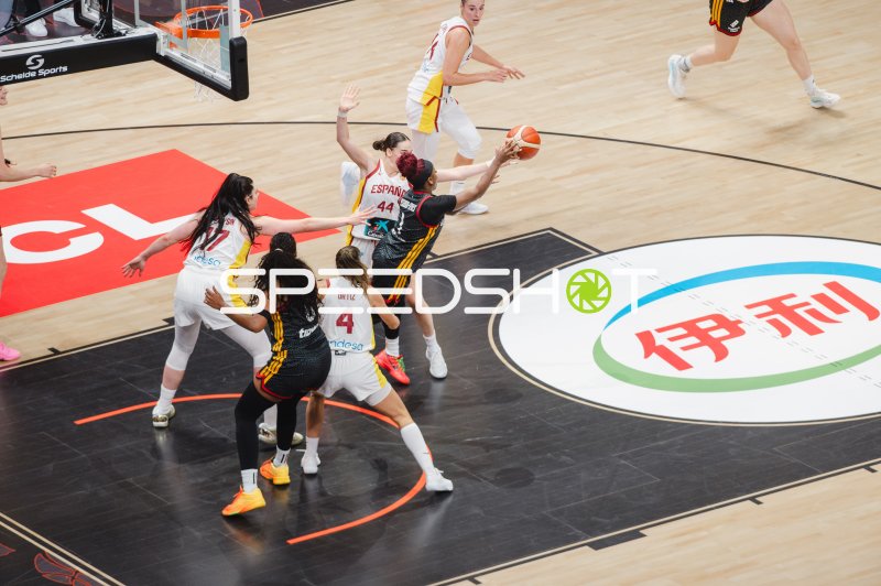 España-Spielerin (#44) und Gegenspielerin kämpfen um den Ball unter dem Korb