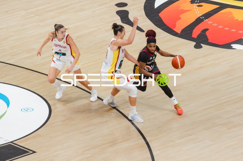 Zweikampf zwischen Spanien und Gegnerin beim Basketball-Länderspiel
