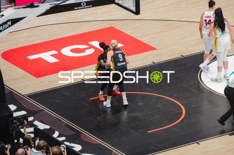 Eichtmeyer (#9) und Mitspielerin Deutschlands beim Sprungball gegen Spanien