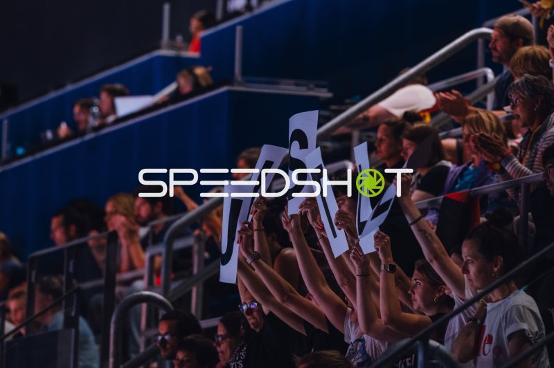 Fans feiern mit Buchstaben-Schildern auf der Tribüne