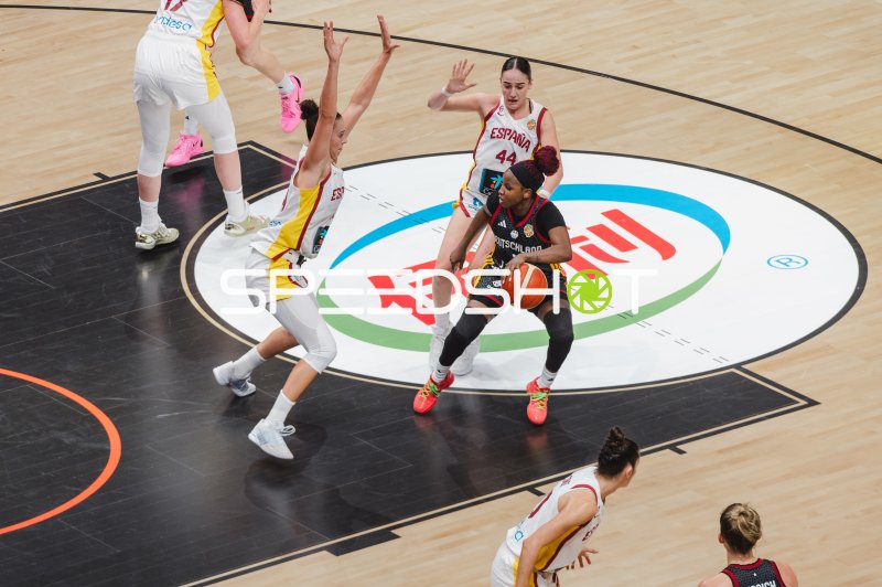 Zweikampf zwischen Spanien und Deutschland im Basketball