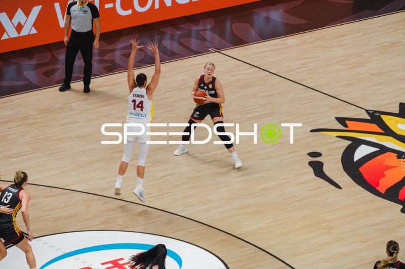 Duell im Basketball: Carrera (#14; Spanien) verteidigt gegen Spielerin von Deutschland