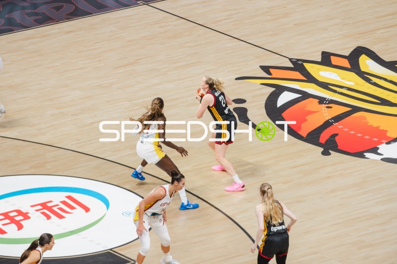 Basketballerin (#21; Belgien) fängt den Ball vor spanischer Abwehr (#14)