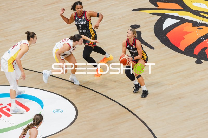 Deutsche Basketballerin führt den Ball gegen zwei Verteidigerinnen