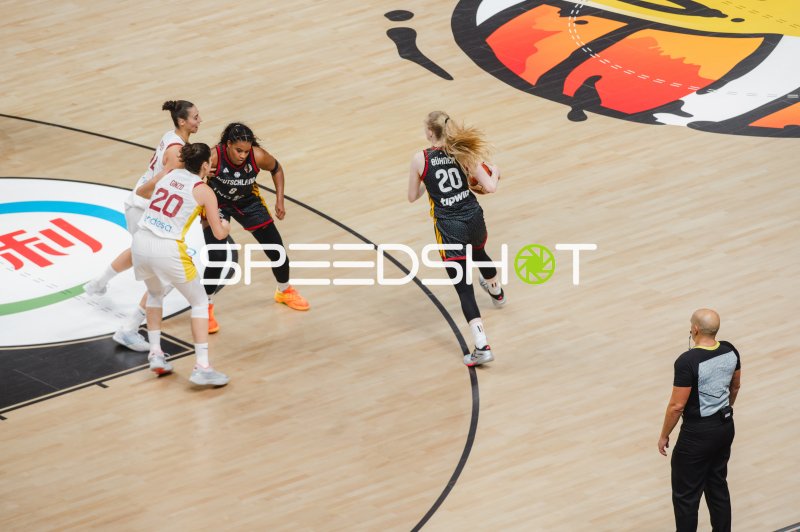 Bühner (#20) im Fastbreak, dahinter Zweikampf um Ginzo (#20)
