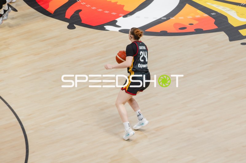 Sontag (#24) beim Dribbling in der Basketball-Arena