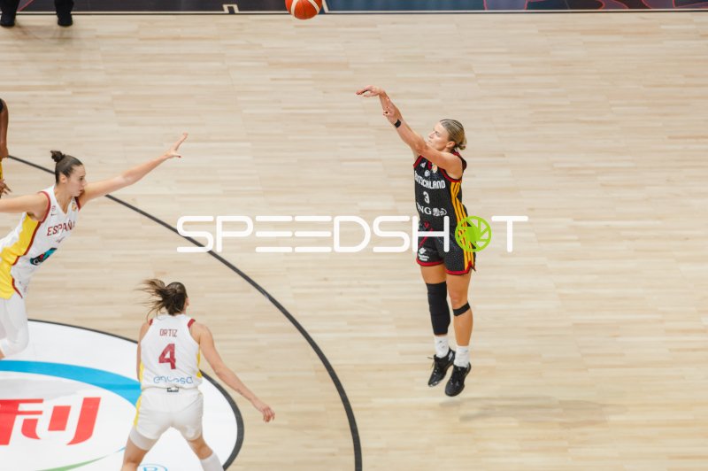 Basketballerin (#3; Deutschland) beim Sprungwurf gegen Spanien