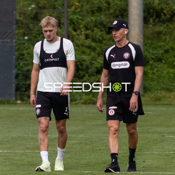 #2 Rony Jansson (FC St. Pauli) und Performance Coach James Morgan im Gespräch beim Training