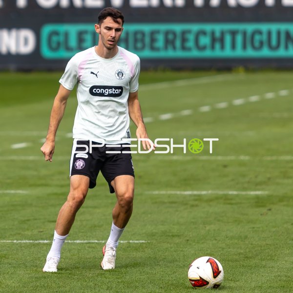 #10 Branimir Hrgota (FC St. Pauli) ) beim Ballannahme-Training