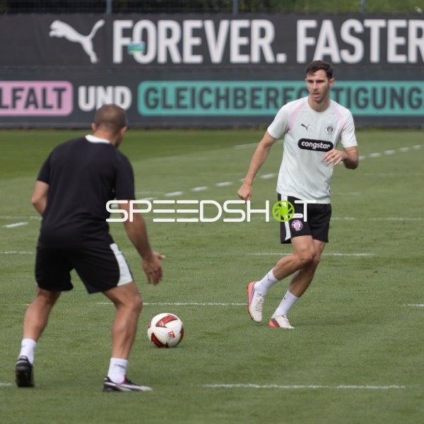 #10 Branimir Hrgota (FC St. Pauli) im Passtraining mit dem Ball