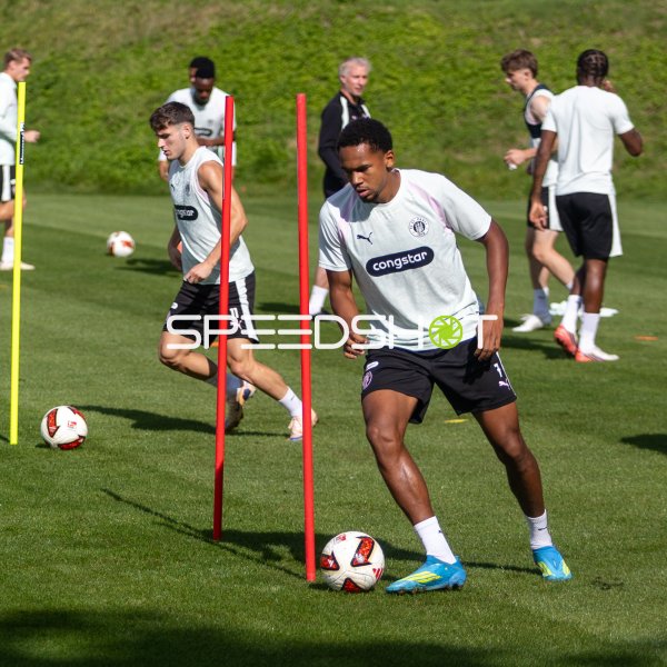 #7 Yousoupha Niang (FC St. Pauli) bei Dribbling-Training am Slalomparcours
