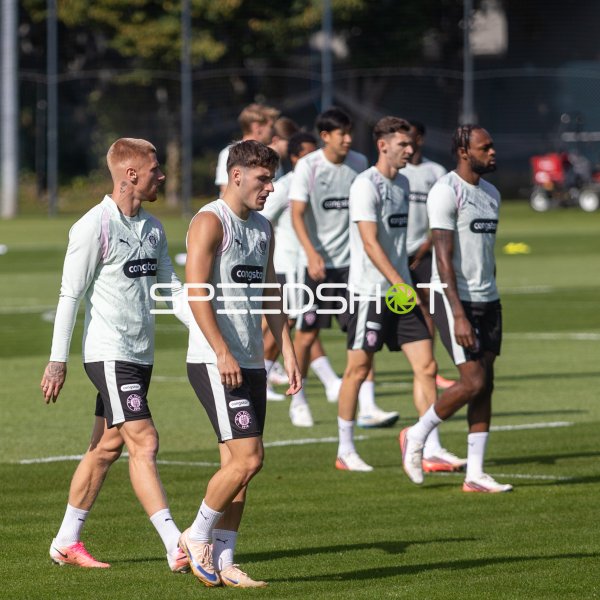Spieler des FC St. Pauli beim Training auf dem Trainingsplatz